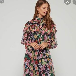 Gorgeous floral maxi dress!!